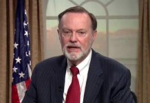 Tibor Nagy Oo Washington Ka Diray Farriin Gogol-xaadh u Ah Socdaalka Madaxweyne Cirro ee Maraykanka Tibor Nagy, oo ah diblomaasi hore oo Maraykan ah, ayaa ka muuqda sawirka isagoo xidhan suudh madow, waxaana xaggiisa dambe ka muuqda calanka Maraykanka.