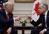 Dagaal Ganacsi oo ka dhex-qarxay Maraykanka iyo Canada Donald Trump iyo Mark Carney oo kulan rasmi ah ku jira, midba midka kale farta ugu fiiqayo, iyadoo calamada Maraykanka iyo Kanada ay gadaal ka muuqdaan.
